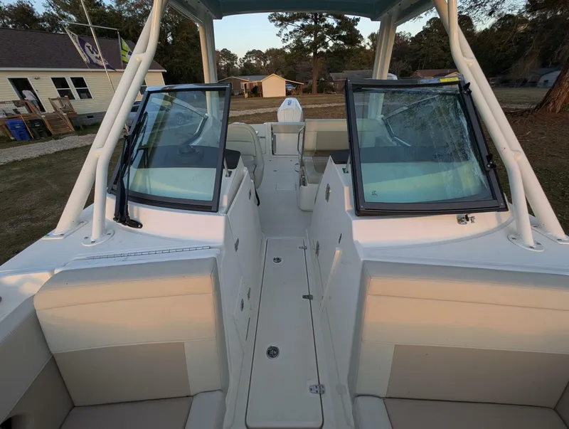 Slide: The Image of Boston Whaler 240 Vantage 2023 - 35