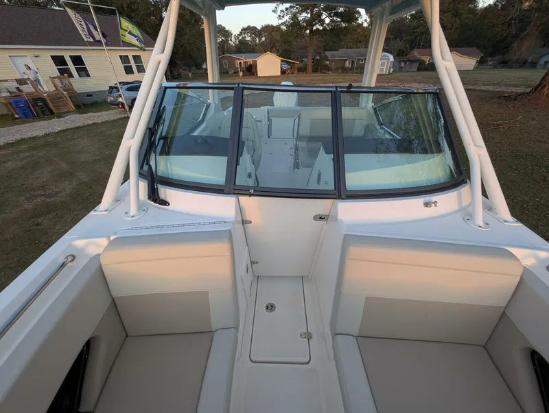 Slide: The Image of Boston Whaler 240 Vantage 2023 - 36