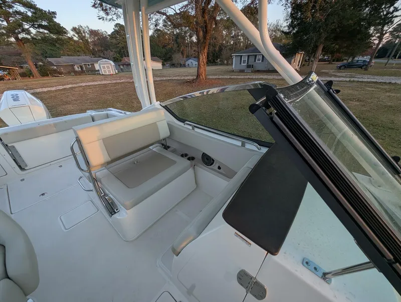 Slide: The Image of Boston Whaler 240 Vantage 2023 - 37