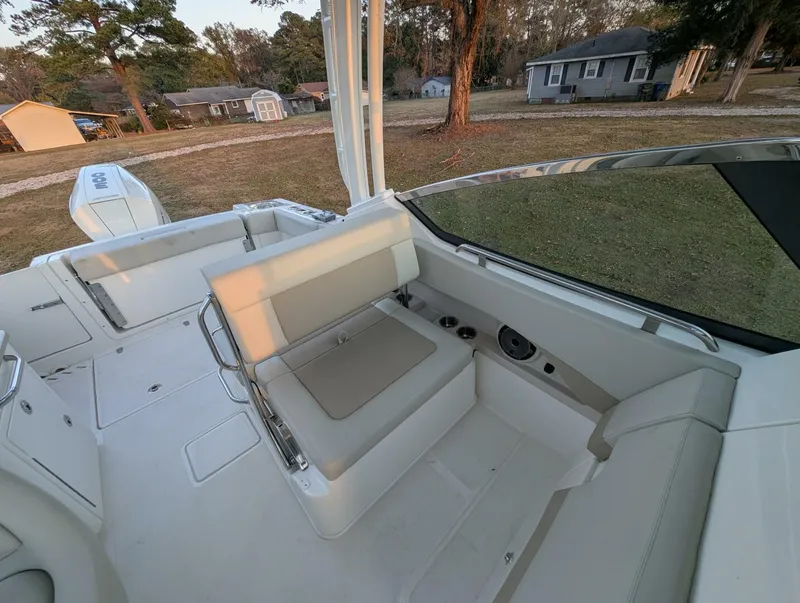 Slide: The Image of Boston Whaler 240 Vantage 2023 - 38