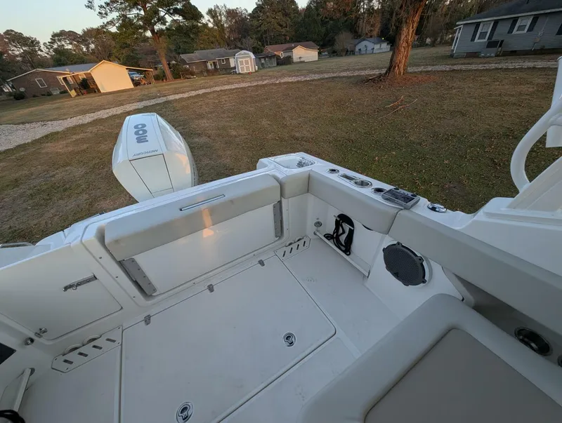 Slide: The Image of Boston Whaler 240 Vantage 2023 - 39