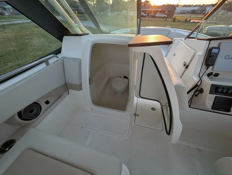 Slide: The Image of Boston Whaler 240 Vantage 2023 - 40