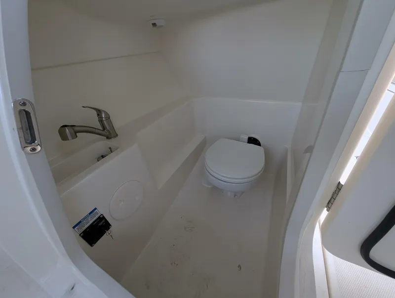 Slide: The Image of Boston Whaler 240 Vantage 2023 - 41