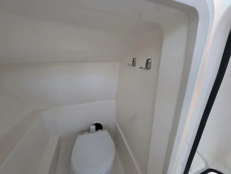 Slide: The Image of Boston Whaler 240 Vantage 2023 - 42