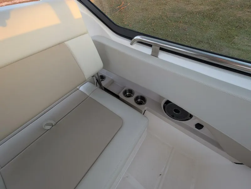 Slide: The Image of Boston Whaler 240 Vantage 2023 - 43