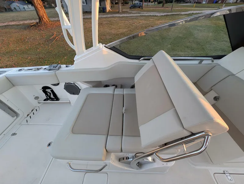 Slide: The Image of Boston Whaler 240 Vantage 2023 - 44