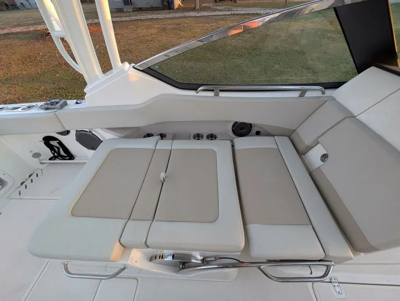 Slide: The Image of Boston Whaler 240 Vantage 2023 - 45