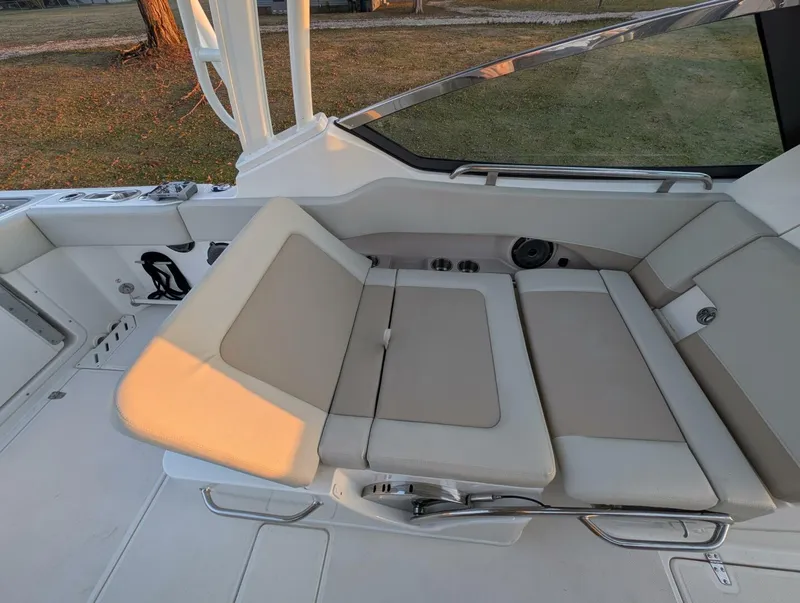 Slide: The Image of Boston Whaler 240 Vantage 2023 - 46