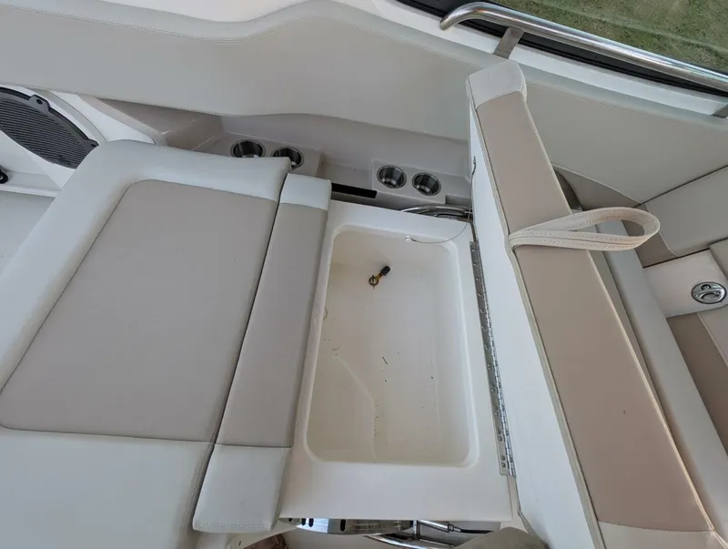 Slide: The Image of Boston Whaler 240 Vantage 2023 - 47
