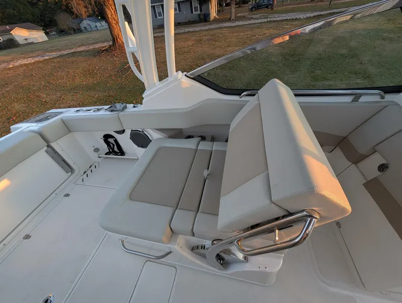 Slide: The Image of Boston Whaler 240 Vantage 2023 - 48