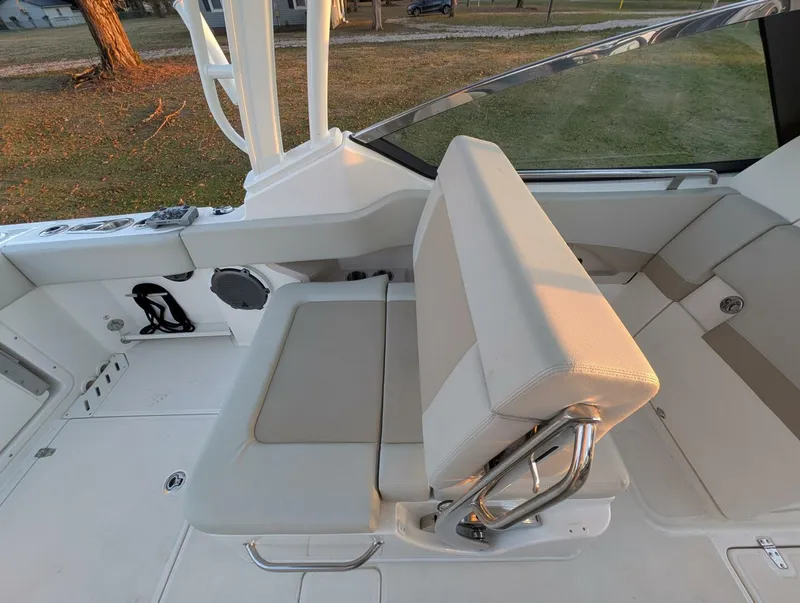 Slide: The Image of Boston Whaler 240 Vantage 2023 - 49