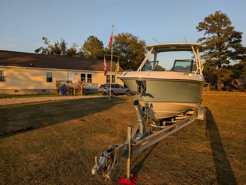 Slide: The Image of Boston Whaler 240 Vantage 2023 - 5