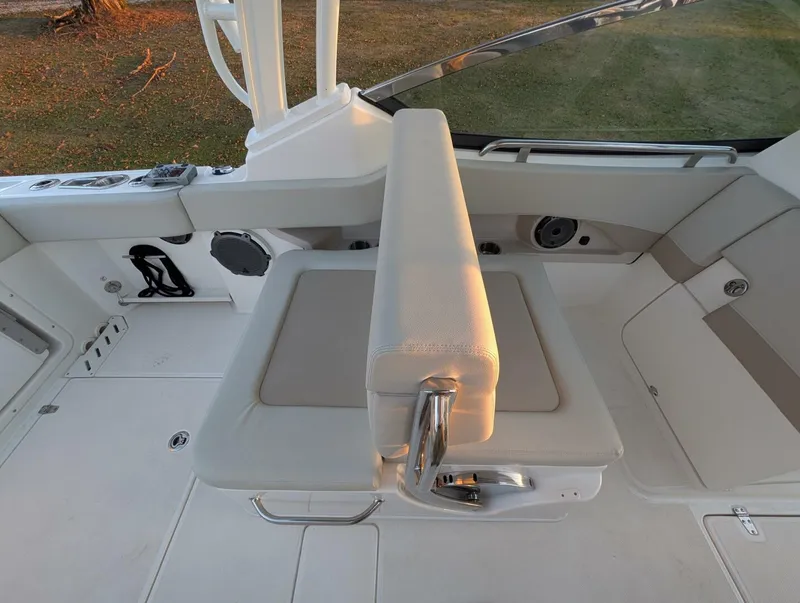 Slide: The Image of Boston Whaler 240 Vantage 2023 - 50