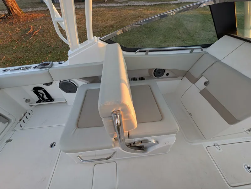 Slide: The Image of Boston Whaler 240 Vantage 2023 - 51