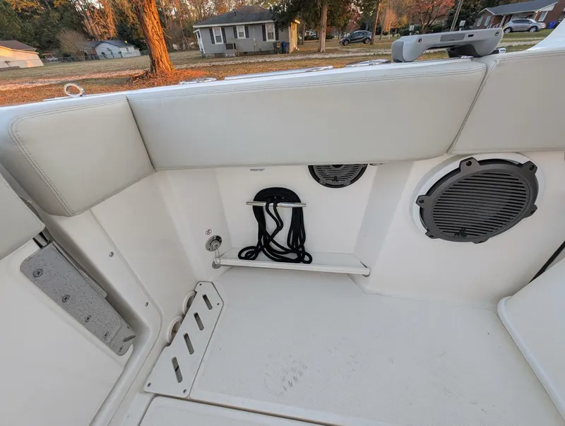Slide: The Image of Boston Whaler 240 Vantage 2023 - 52