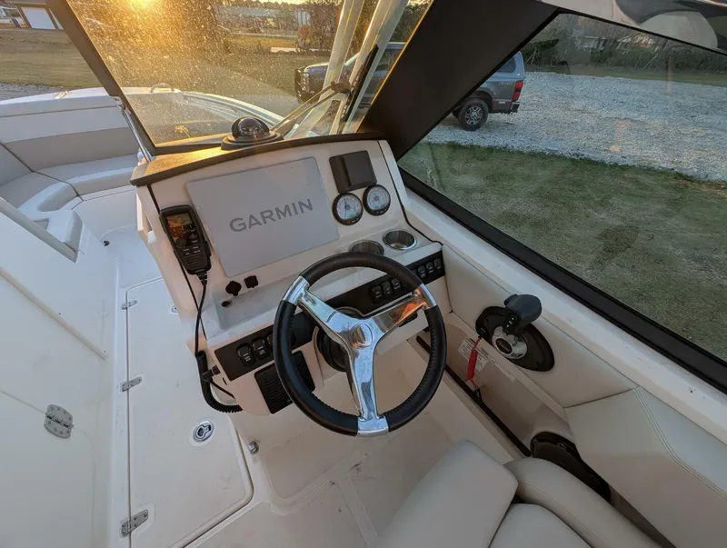 Slide: The Image of Boston Whaler 240 Vantage 2023 - 53