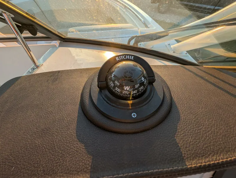 Slide: The Image of Boston Whaler 240 Vantage 2023 - 54