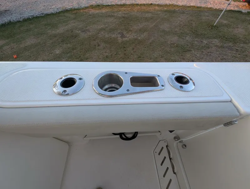 Slide: The Image of Boston Whaler 240 Vantage 2023 - 55