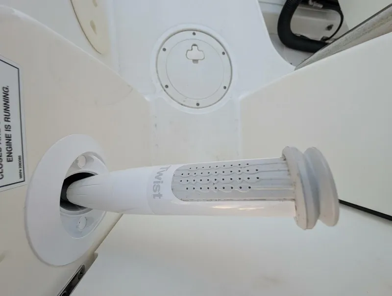 Slide: The Image of Boston Whaler 240 Vantage 2023 - 57