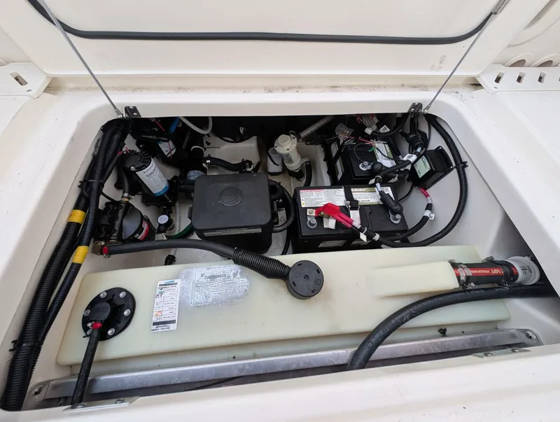 Slide: The Image of Boston Whaler 240 Vantage 2023 - 58