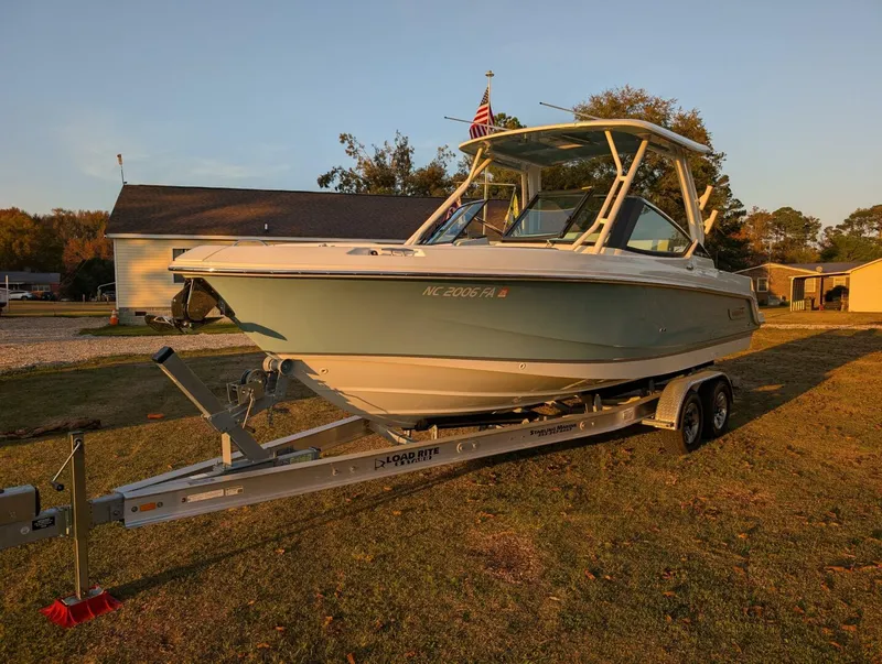 Slide: The Image of Boston Whaler 240 Vantage 2023 - 7
