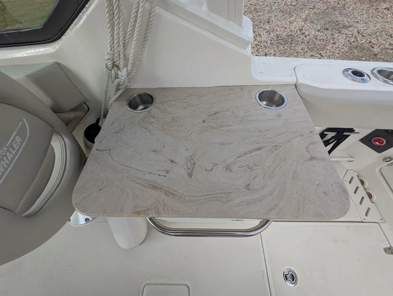 Slide: The Image of Boston Whaler 240 Vantage 2023 - 77