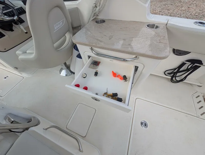 Slide: The Image of Boston Whaler 240 Vantage 2023 - 78