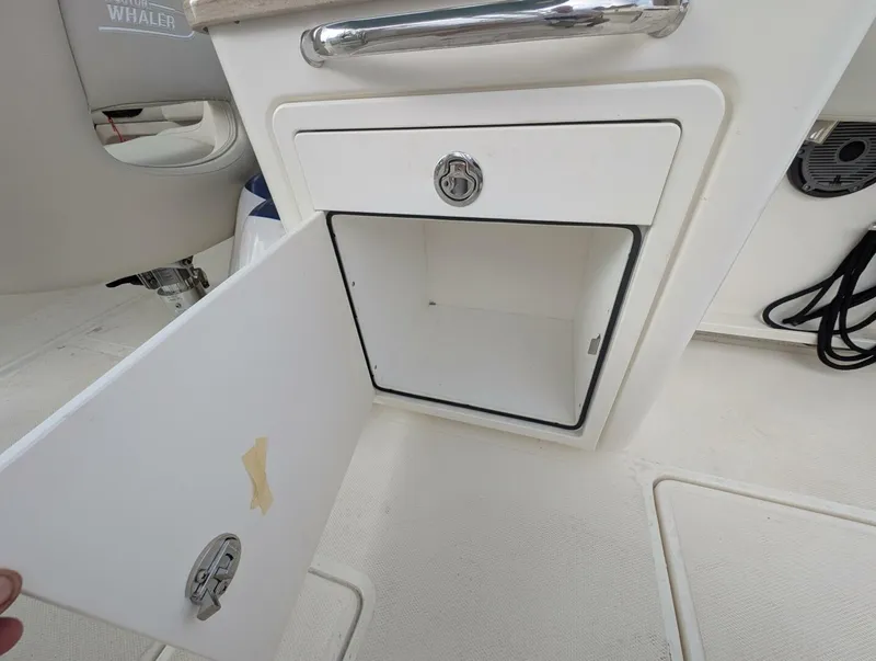 Slide: The Image of Boston Whaler 240 Vantage 2023 - 79