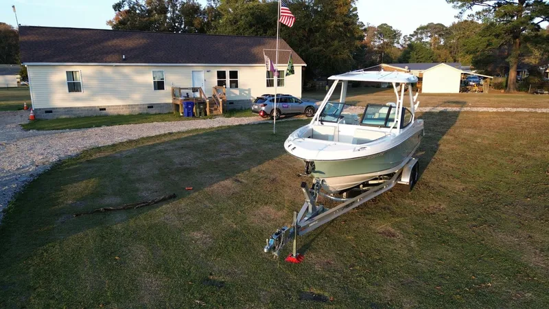 Slide: The Image of Boston Whaler 240 Vantage 2023 - 8
