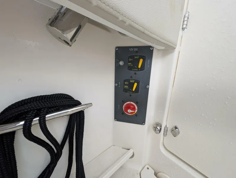 Slide: The Image of Boston Whaler 240 Vantage 2023 - 80