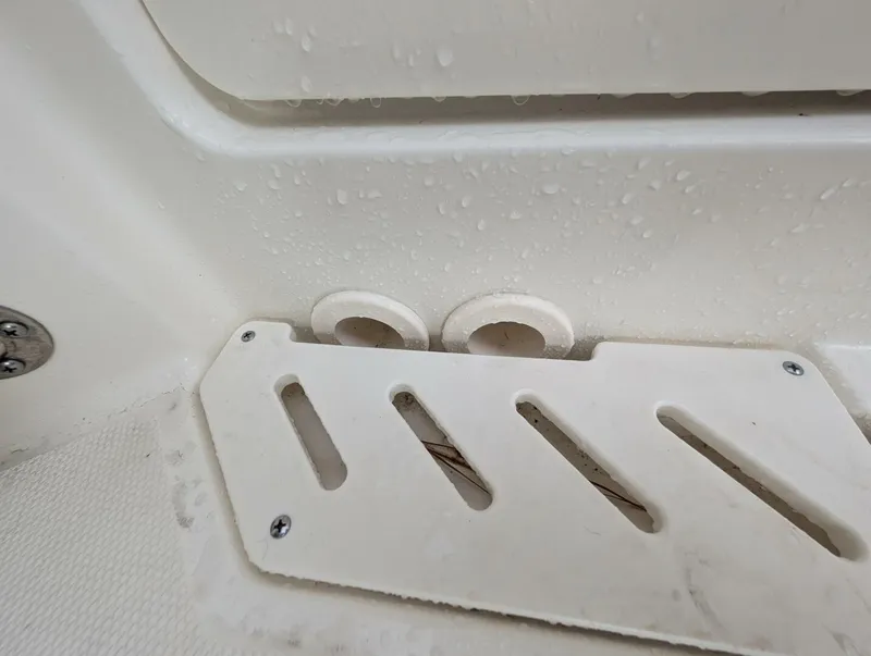 Slide: The Image of Boston Whaler 240 Vantage 2023 - 81