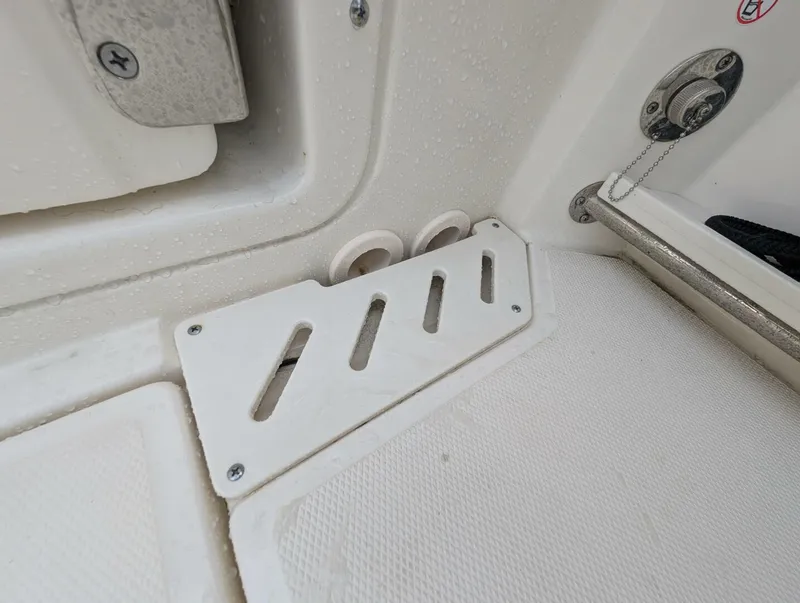 Slide: The Image of Boston Whaler 240 Vantage 2023 - 82