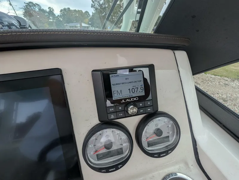 Slide: The Image of Boston Whaler 240 Vantage 2023 - 83