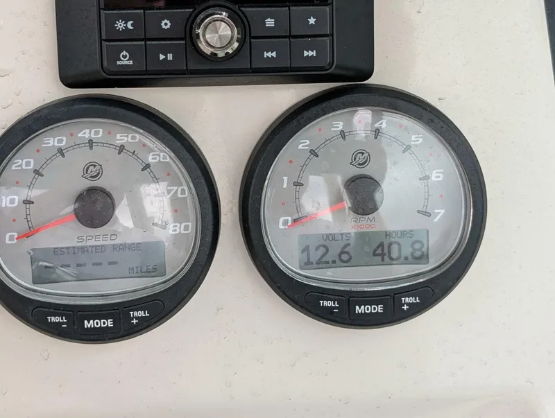 Slide: The Image of Boston Whaler 240 Vantage 2023 - 84