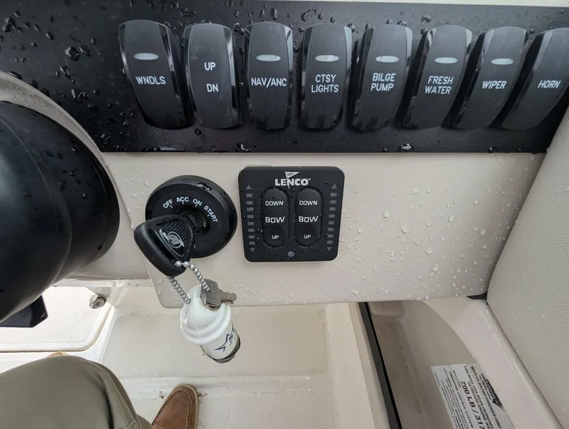 Slide: The Image of Boston Whaler 240 Vantage 2023 - 85