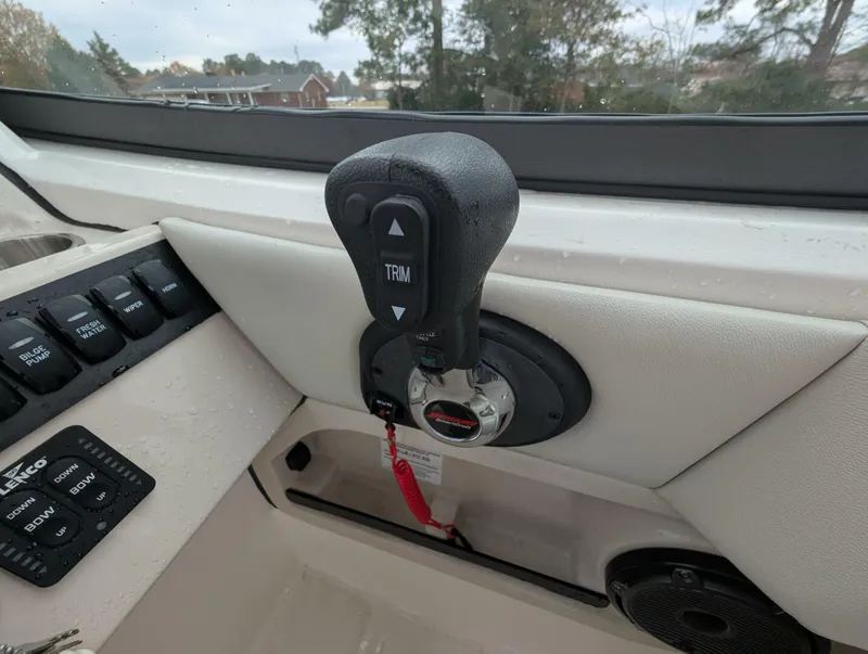 Slide: The Image of Boston Whaler 240 Vantage 2023 - 86