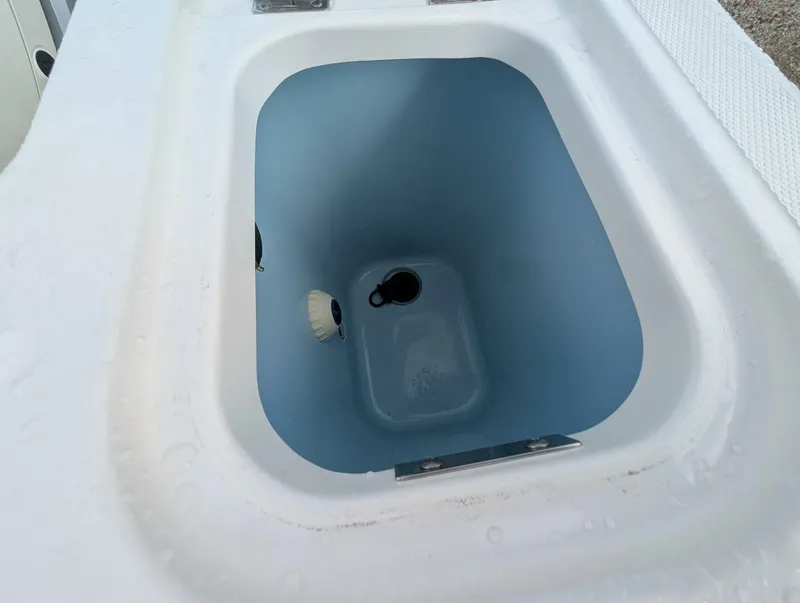 Slide: The Image of Boston Whaler 240 Vantage 2023 - 88