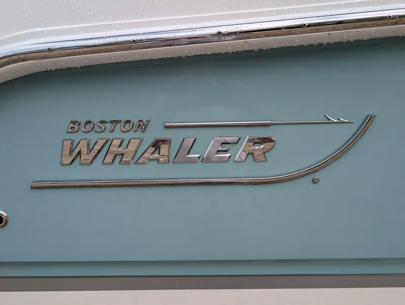 Slide: The Image of Boston Whaler 240 Vantage 2023 - 89