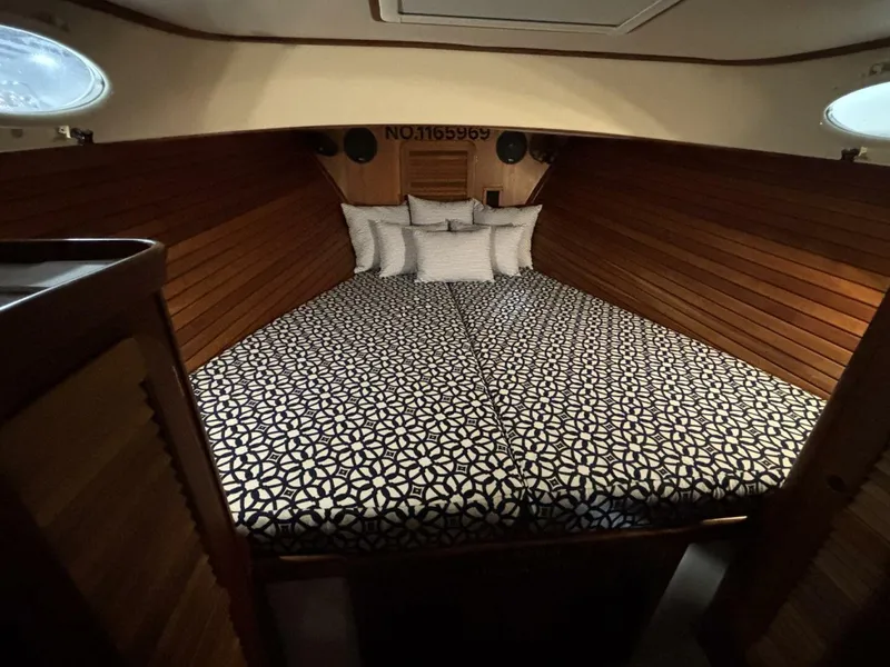 Slide: The Image of Hinckley Yachts 36 Picnic Boat EP 2004 - 2