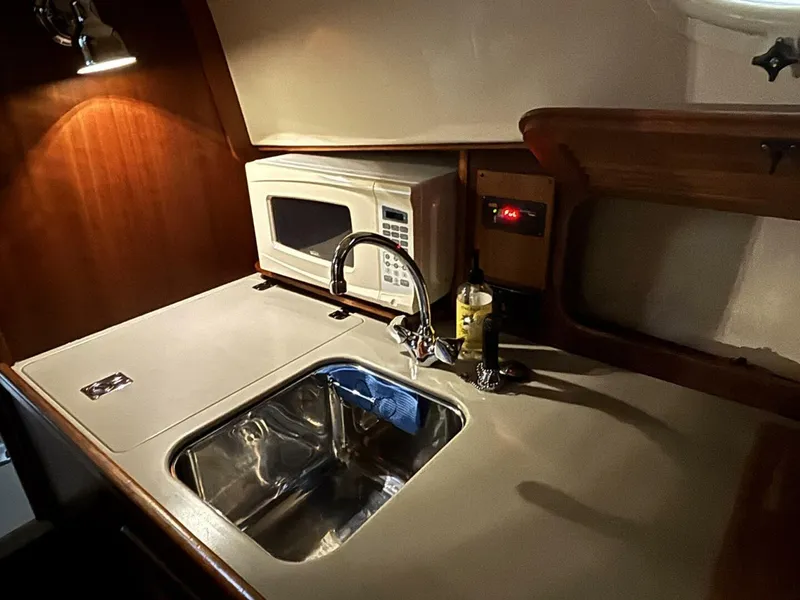 Slide: The Image of Hinckley Yachts 36 Picnic Boat EP 2004 - 3