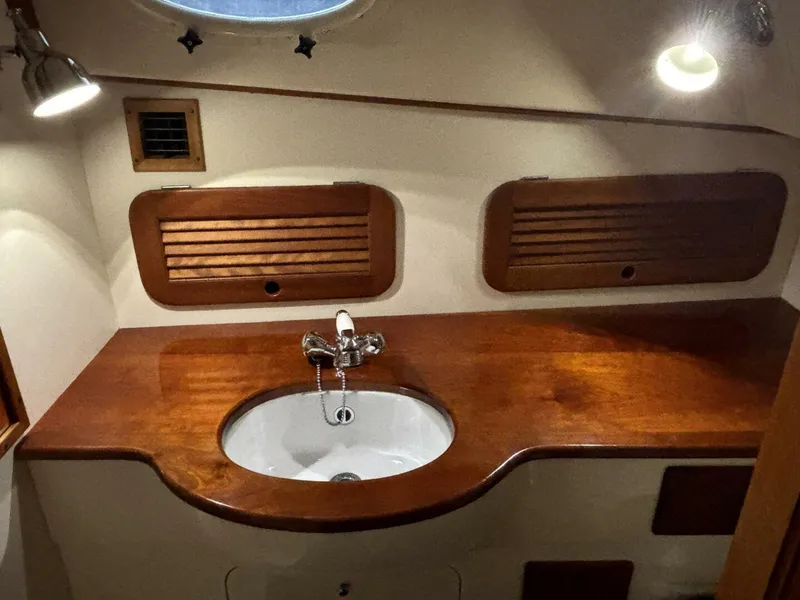 Slide: The Image of Hinckley Yachts 36 Picnic Boat EP 2004 - 4