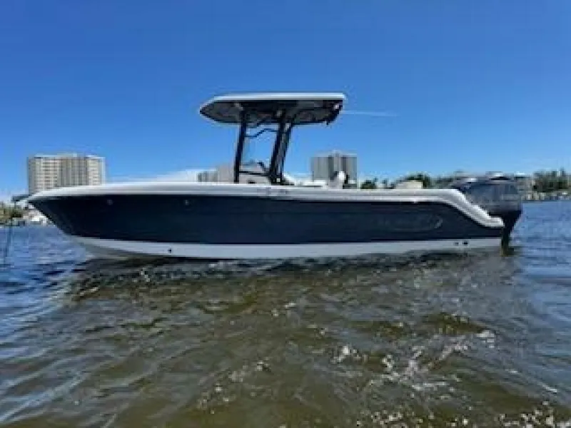 The Image of Robalo R242 Center Console 2022 - 0