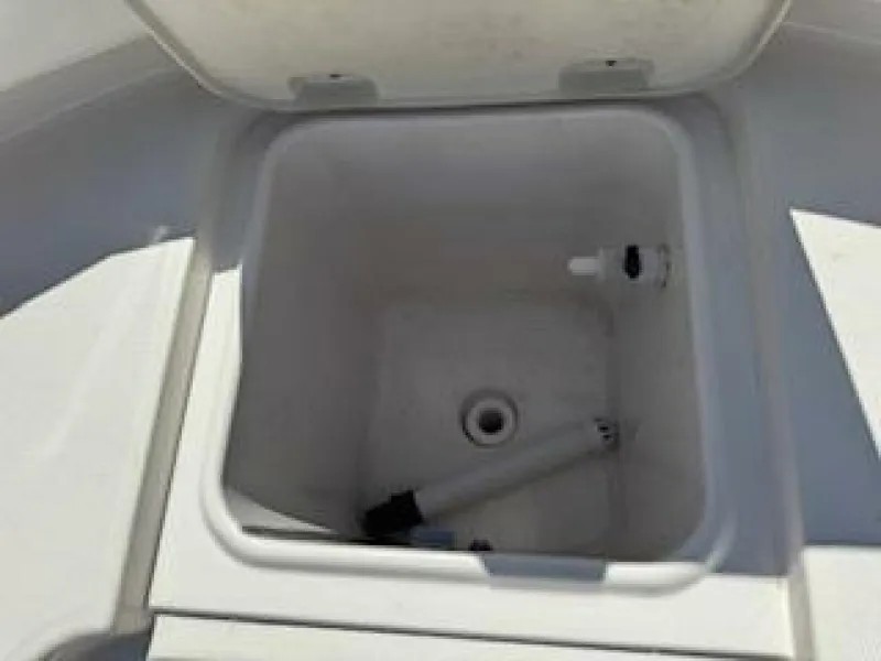 Slide: The Image of Robalo R242 Center Console 2022 - 10