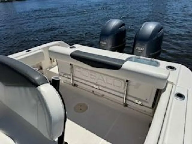 Slide: The Image of Robalo R242 Center Console 2022 - 17