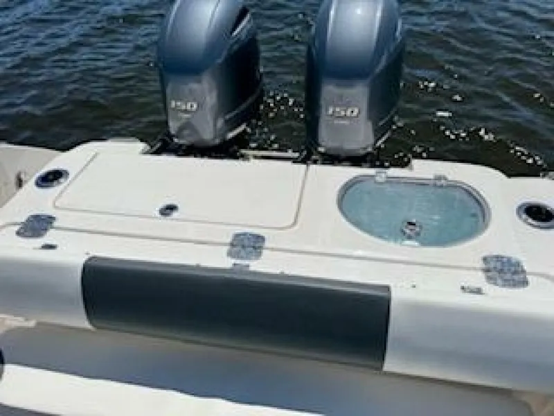 Slide: The Image of Robalo R242 Center Console 2022 - 19