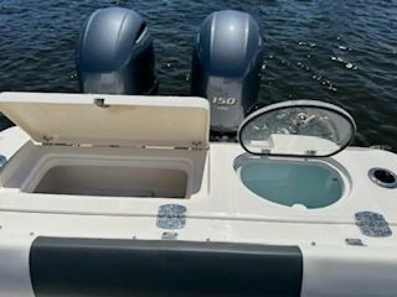 Slide: The Image of Robalo R242 Center Console 2022 - 20