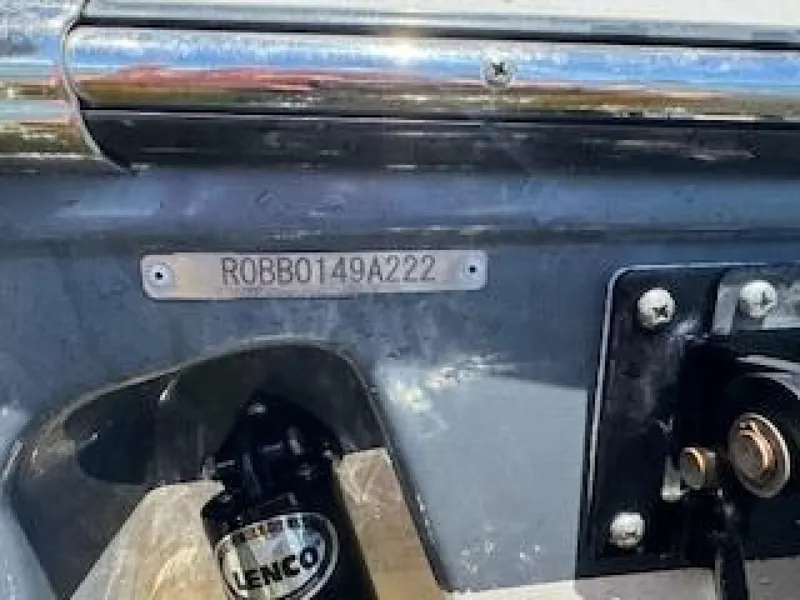 Slide: The Image of Robalo R242 Center Console 2022 - 28