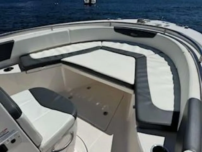 Slide: The Image of Robalo R242 Center Console 2022 - 6