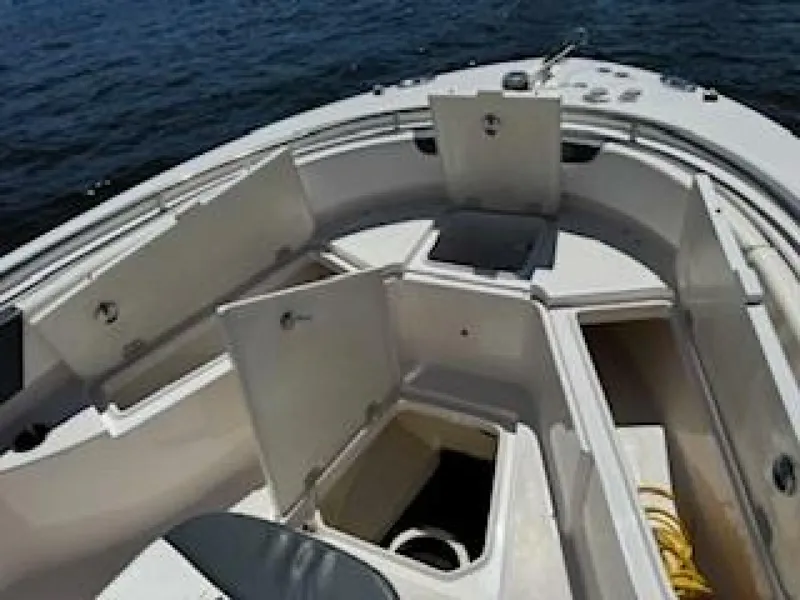 Slide: The Image of Robalo R242 Center Console 2022 - 9