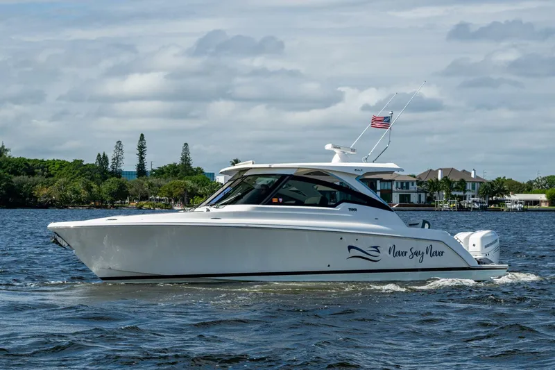 The Image of Tiara 34 LX 2021 - 0